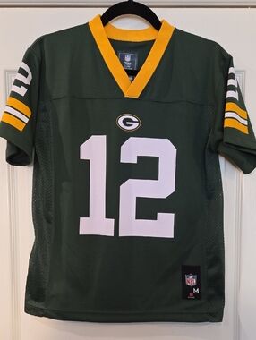 This is a Green Bay Packers Aaron Rodgers jersey in a youth size medium